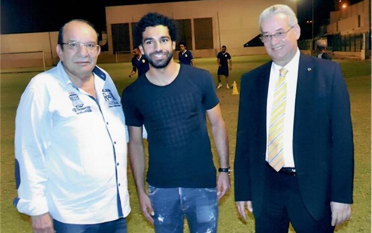 محمد صلاح مع محمد عادل مشرف الكرة بنادي المقاولون