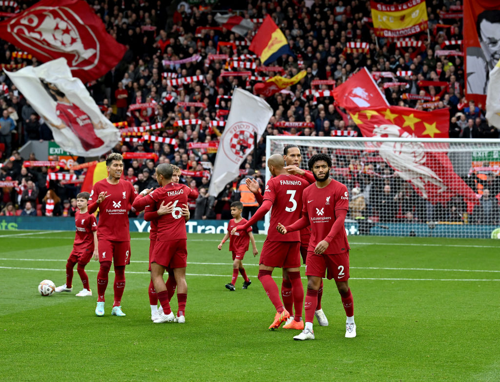 جو جوميز لاعب ليفربول في بداية مباراة الدوري الإنجليزي بين ليفربول ومانشستر سيتي على ملعب أنفيلد يوم 16 أكتوبر 2022 في ليفربول بإنجلترا.