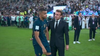 الرئيس الفرنسي ينزل إلى أرض الملعب عقب خسارة نهائي كأس العالم