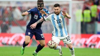 الأرجنتين تصعق كرواتيا بثنائية في الشوط الأول بنصف نهائي كأس العالم