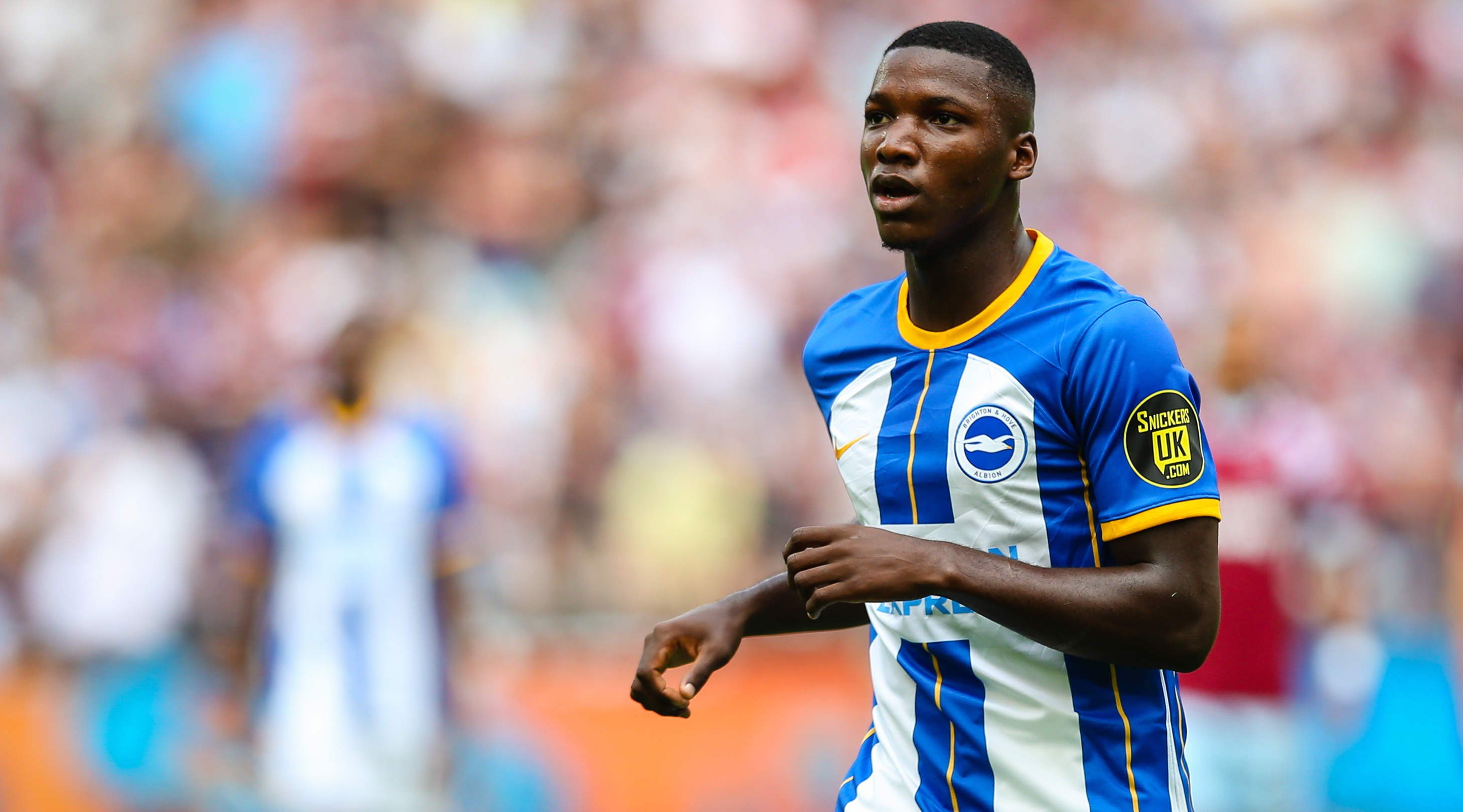 Moises Caicedo من فريق Brighton & Hove Albion خلال مباراة الدوري الإنجليزي الممتاز بين وست هام يونايتد وبرايتون أند هوف ألبيون في 21 أغسطس 2022 في استاد لندن في لندن ، المملكة المتحدة