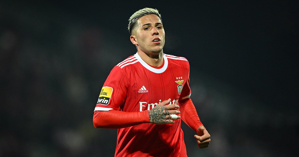 Enzo Fernandez من SL Benfica أثناء مباراة Liga Portugal Bwin بين Pacos de Ferreira و SL Benfica في Estadio Capital do Movel في 26 فبراير 2023 في باكوس دي فيريرا ، البرتغال.