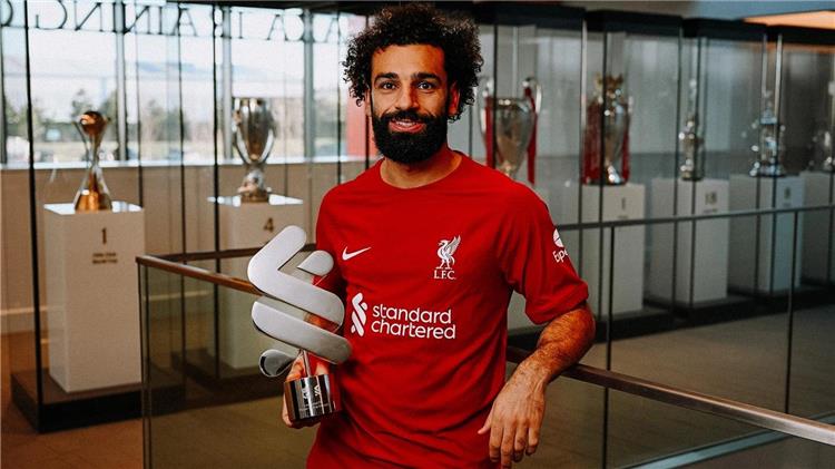 محمد صلاح مع الجائزة