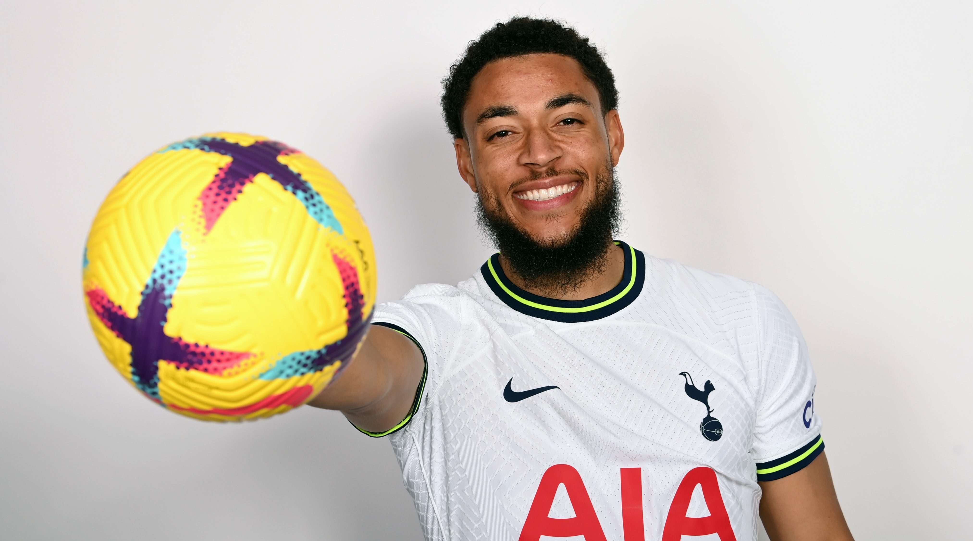 Arnaut Danjuma يقف مع كرة قدم بعد التوقيع مع Tottenham Hotspur في 25 يناير 2022 في ملعب تدريب Hotspur Way في إنفيلد ، المملكة المتحدة.