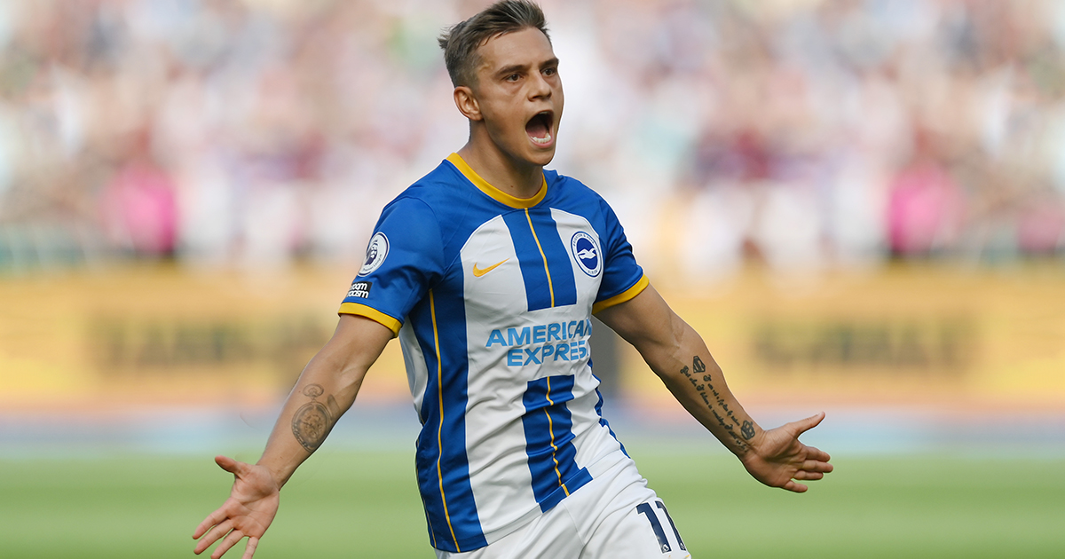 يحتفل Leandro Trossard من فريق Brighton & Hove Albion بتسجيل الهدف الثاني لفريقه خلال مباراة الدوري الإنجليزي الممتاز بين وست هام يونايتد وبرايتون آند هوف ألبيون في ملعب لندن في 21 أغسطس 2022 في لندن ، إنجلترا.