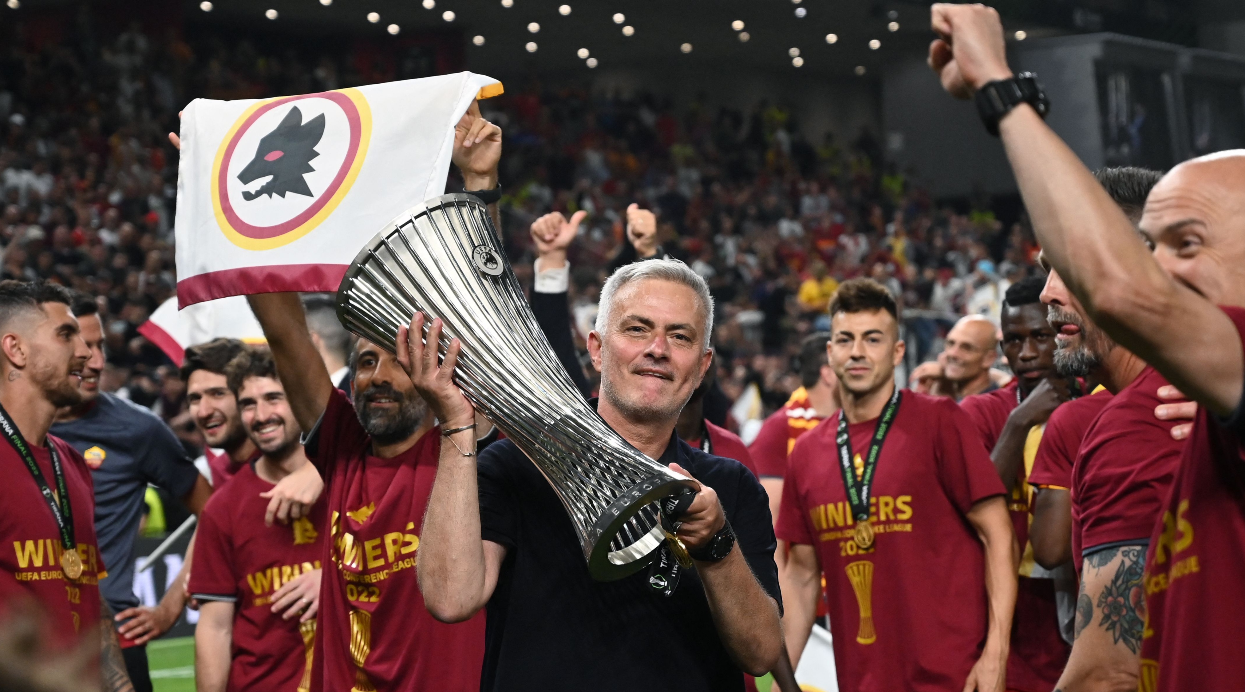 احتفل مدرب روما جوزيه مورينيو باللقب بعد فوز فريقه بمباراة كرة القدم النهائية لدوري أوروبا للمؤتمرات بين روما وفينورد على ملعب طيران ألبانيا في تيرانا في 25 مايو 2022.
