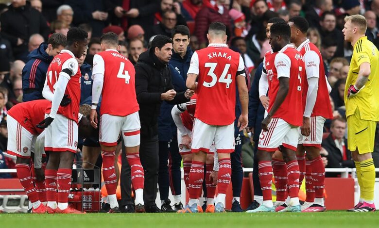 Arsenal Manager Mikel Arteta talks to his players during the Premier League match between Arsenal FC and Brentford FC at Emirates Stadium on February 11, 2023 in London, England.