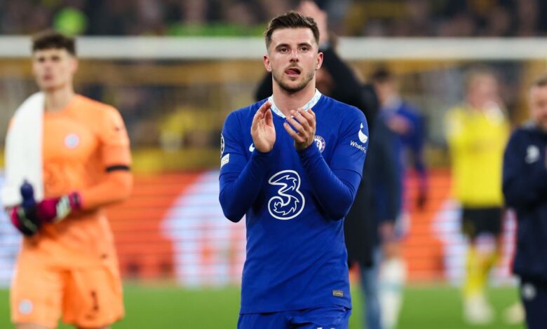 Chelsea midfielder Mason Mount applauds his team