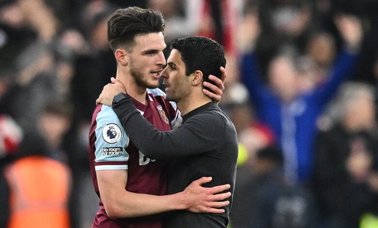 Arsenal manager Mikel Arteta (R) congratulates West Ham United