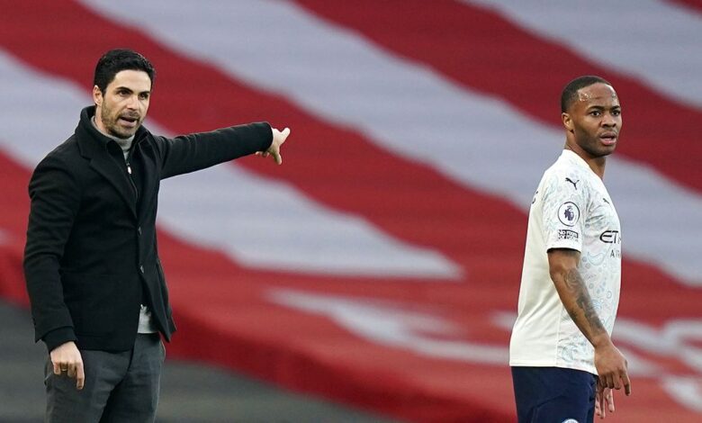 Arsenal manager Mikel Arteta (L) gestures on the touchline as Manchester City