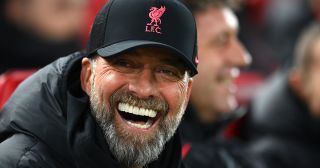 يتنافس ليفربول ومانشستر يونايتد على قلب قلب دفاع: رد مدرب ليفربول يورغن كلوب قبل مباراة الدوري الإنجليزي الممتاز بين ليفربول وإيفرتون في آنفيلد في 13 فبراير 2023 في ليفربول ، إنجلترا.