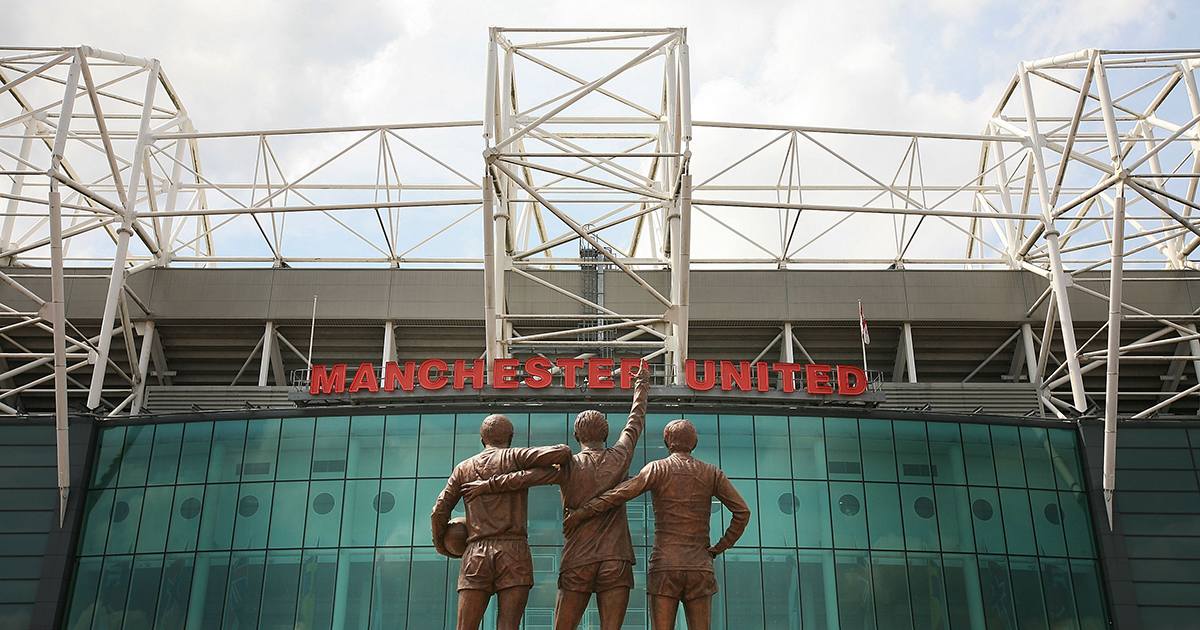 يقف تمثال مانشستر يونايتد للاعبين 