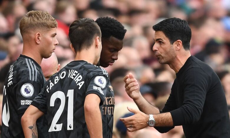 Arsenal manager Mikel Arteta talks to substitutes (L) Emile Smith Rowe, (2ndL) Fabio Vieira and (3rdL) Eddie Nketiah during the Premier League match between Manchester United and Arsenal FC at Old Trafford on September 04, 2022 in Manchester, England.