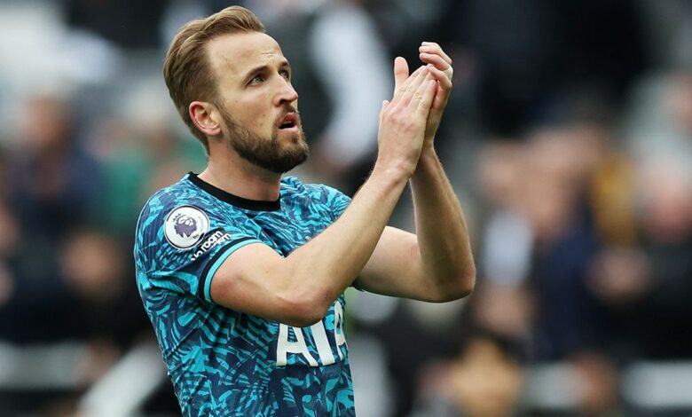 Manchester United target Harry Kane of Tottenham Hotspur applauds the fans after the team