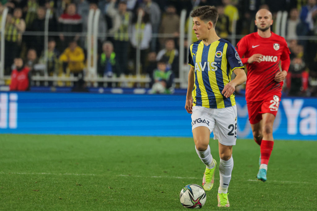 Arda Guler من فناربخشه خلال مباراة Süper Lig التركية بين Fenerbahçe SK و Gaziehir Gaziantep FK في ükrü Saracolustadion في 29 أبريل 2022 في اسطنبول ، تركيا