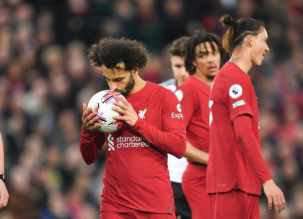 محمد صلاح قبل تسجيل ركلة الجزاء لـ ليفربول أمام فولهام