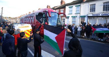 الجماهير تستقبل حافلة ليفربول بأعلام فلسطين قبل لقاء لوتون تاون.. صور