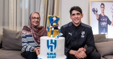 ياسين بونو يحتفل مع والدته بجائزة أفضل حارس بعد حفل جوائز الكاف.. صور