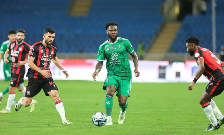 الأهلي يتعادل أمام الرائد.. والإتحاد يكتسح ضمك في الدوري السعودي