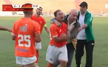 لاعب المنصورة مع مدربه