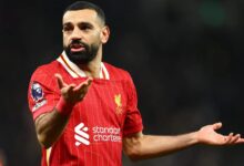 طفلة تُحرج “محمد صلاح” ولكن رد فعله كان مميز.. فيديو